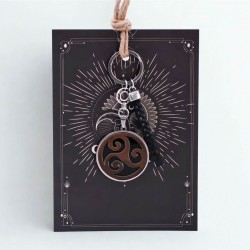 Χειροποίητο ανδρικό μπρελόκ με στοιχείο Triskelion πλέξιγκλας