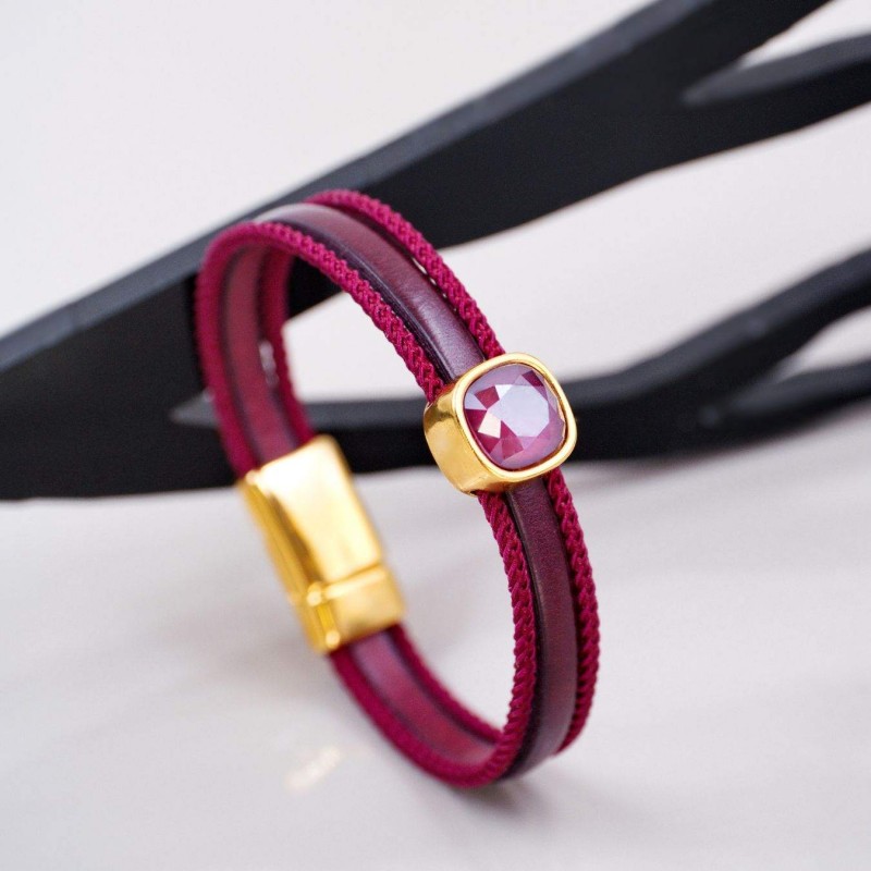 Δερμάτινο βραχιόλι με κρύσταλλο Swarovski και στοιχεία σε επίχρυση επιμετάλλωση