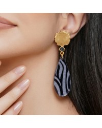 Σκουλαρίκια από ατσάλι σε επίχρυση επιμετάλλωση και Animal Print πλέξιγκλας