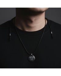 Μακρύ κολιέ unisex με μεταλλικό μενταγιόν Μακρύ κολιέ unisex από κορδόνι και μεταλλικό μενταγιόν