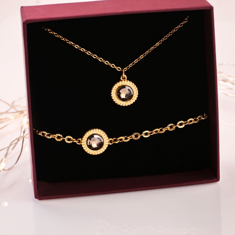 Σετ Κολιέ και Βραχιόλι με Κρύσταλλα Swarovski – Σε Κουτί Δώρου Σετ Κολιέ και Βραχιόλι με Κρύσταλλα Swarovski – Σε Κουτί Δώρου