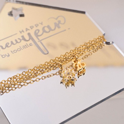 Κολιέ Γούρι 2026 - Χιονονιφάδα με Στρας Xειροποίητo κολιέ γούρι με μεταλλική χιονονιφάδα και επίχρυσο '26