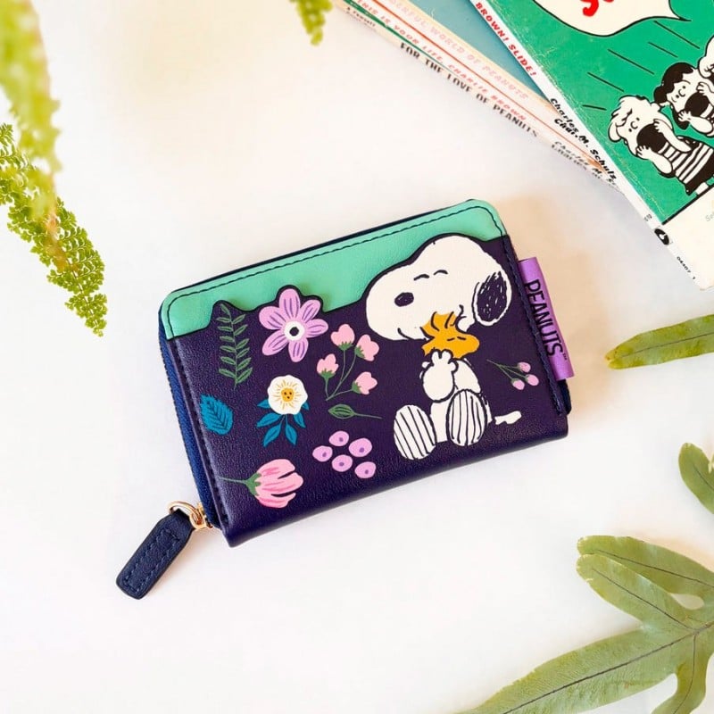 Πορτοφόλι Snoopy In Bloom | Σειρά Peanuts Πορτοφόλι με φερμουάρ με σχέδιο Snoopy και λουλούδια