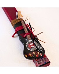 Λαμπάδα με Hλεκτρική Διακοσμητική Kιθάρα Red Hot Chili Peppers Λαμπάδα με διακοσμητική ηλεκτρική κιθάρα Red Hot Chili Peppers για αγόρια και άνδρες
