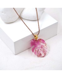 Μακρύ Κολιέ Toolittle - Resin Leaf Fuchsia Xειροποίητo κολιέ με πλέξιγκλας φύλλο και επίχρυσα στοιχεία