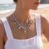 Κολιέ Ανοξείδωτο Ατσάλι & Θαλασσινά Charms Καλοκαιρινό κολιέ από επιχρυσωμένο ανοξείδωτο ατσάλι και κορδόνι Satine