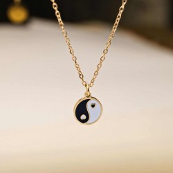 Κολιέ Yin Yang από Ανοξείδωτο Ατσάλι με Σμάλτο Κολιέ Yin Yang από Ανοξείδωτο Ατσάλι με Σμάλτο και επιμετάλλωση χρυσού 24Κ